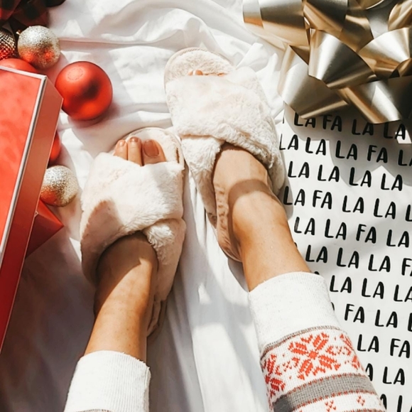 🚨LAST PAIR//BEIGE FUR SLIPPERS - Picture 6 of 11